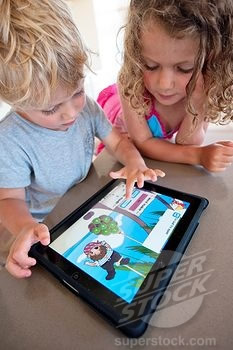 Niños jugando con la tablet. Peligros de internet para los hijos